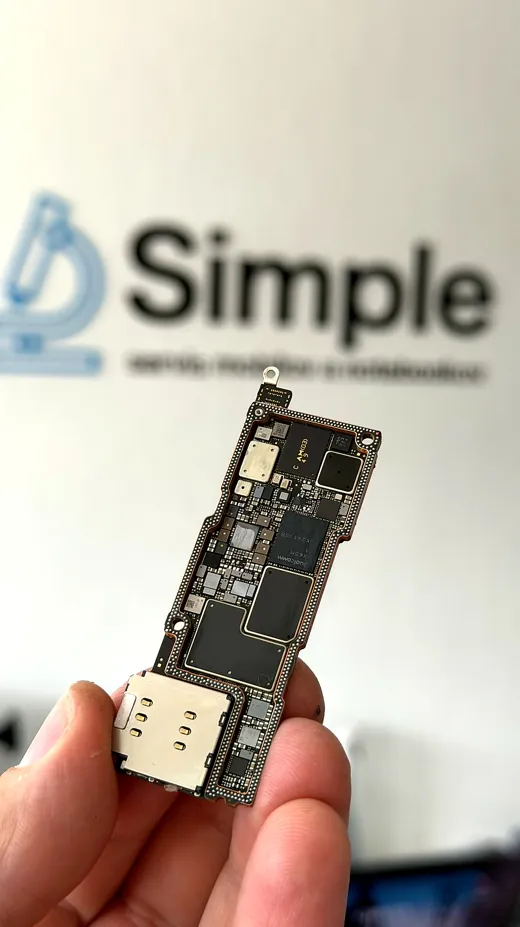 Základná doska iPhone – board level oprava – Simple Servis Bratislava